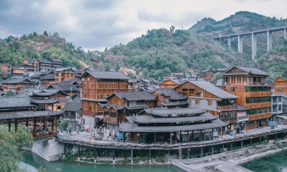 TOUR TRUNG QUỐC - PHƯỢNG HOÀNG CỔ TRẤN - MIÊU TRẠI MẶC NHUNG - TRƯƠNG GIA GIỚI - THIÊN MÔN SƠN GIÁ RẺ UY TÍN 2026 - Ảnh 5